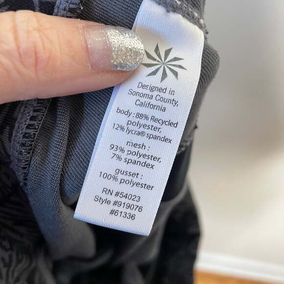 ATHLETA | black & gray geometric print capri crop leggings | Women's size small - Picture 6 of 6